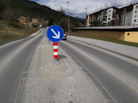  Odbojnik svetlobe za drog prometnega znaka PZ 3313 - desetkraki rdeč