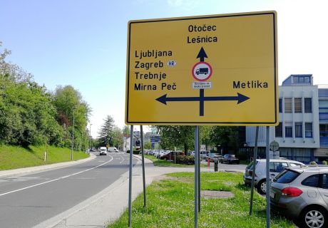 Portal iz aluminjastega okvirja in odbojno folijo tipa RA2 - Občina Novo Mesto