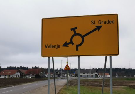 DECEMBER 2020- izdelava in montaža zaščitnih ograj in vertikalne prometne signalizacije na državni cesti - krožno križišče Šmartno pri Slovenj Gradcu