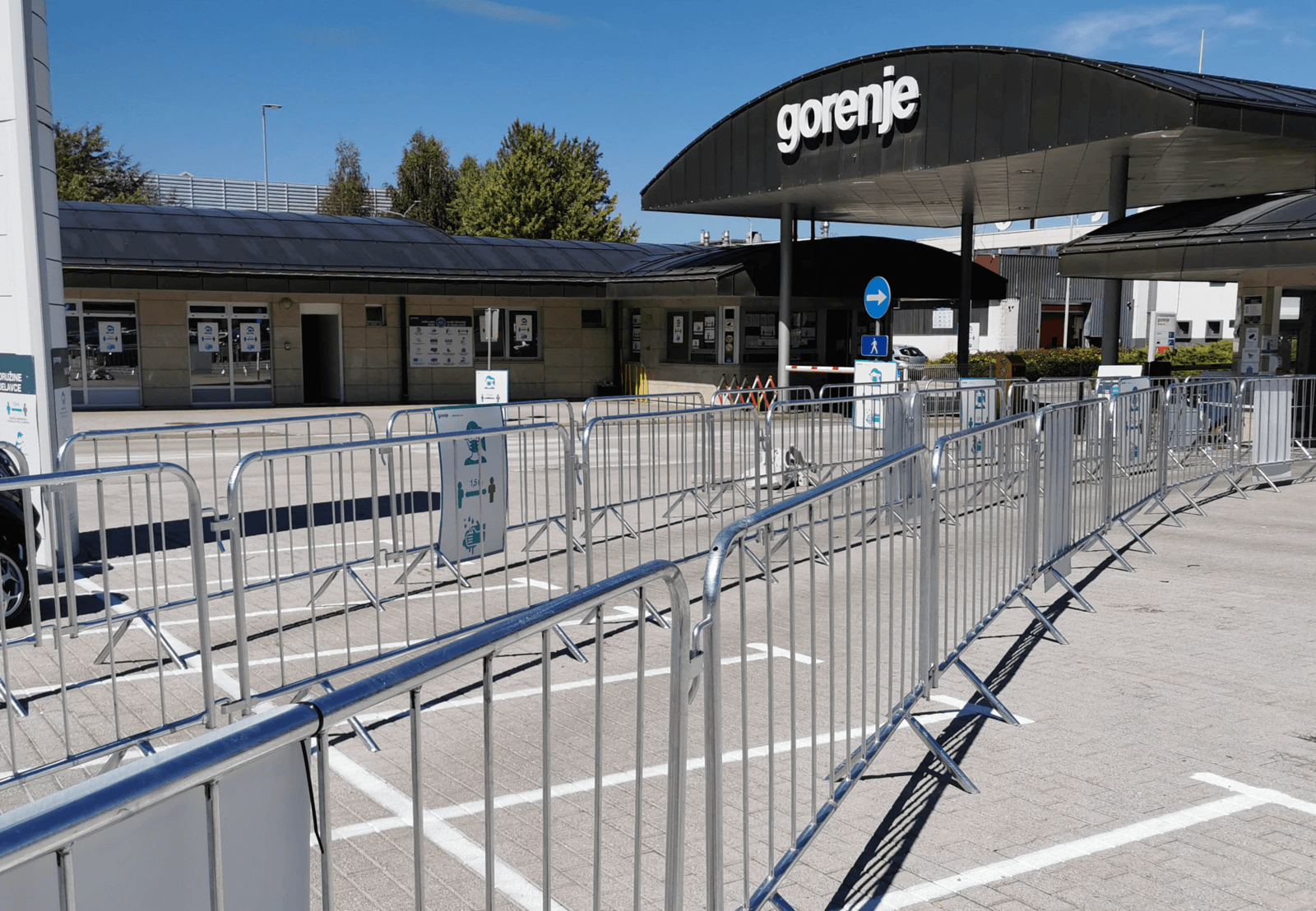 Primer 2 prireditvenih ograj